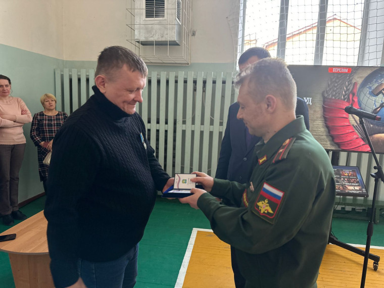 Глава района Владимир Владимирович Архипов вручил медаль участнику СВО⁣⁣.