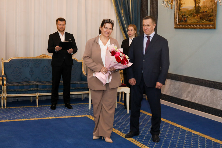 Орден «Родительская слава» вручил многодетной семье из Приморья Юрий Трутнев.